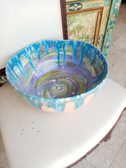 Dettaglio interno: gioco concentrico di smalti blu e grigio con luna nascosta al centro