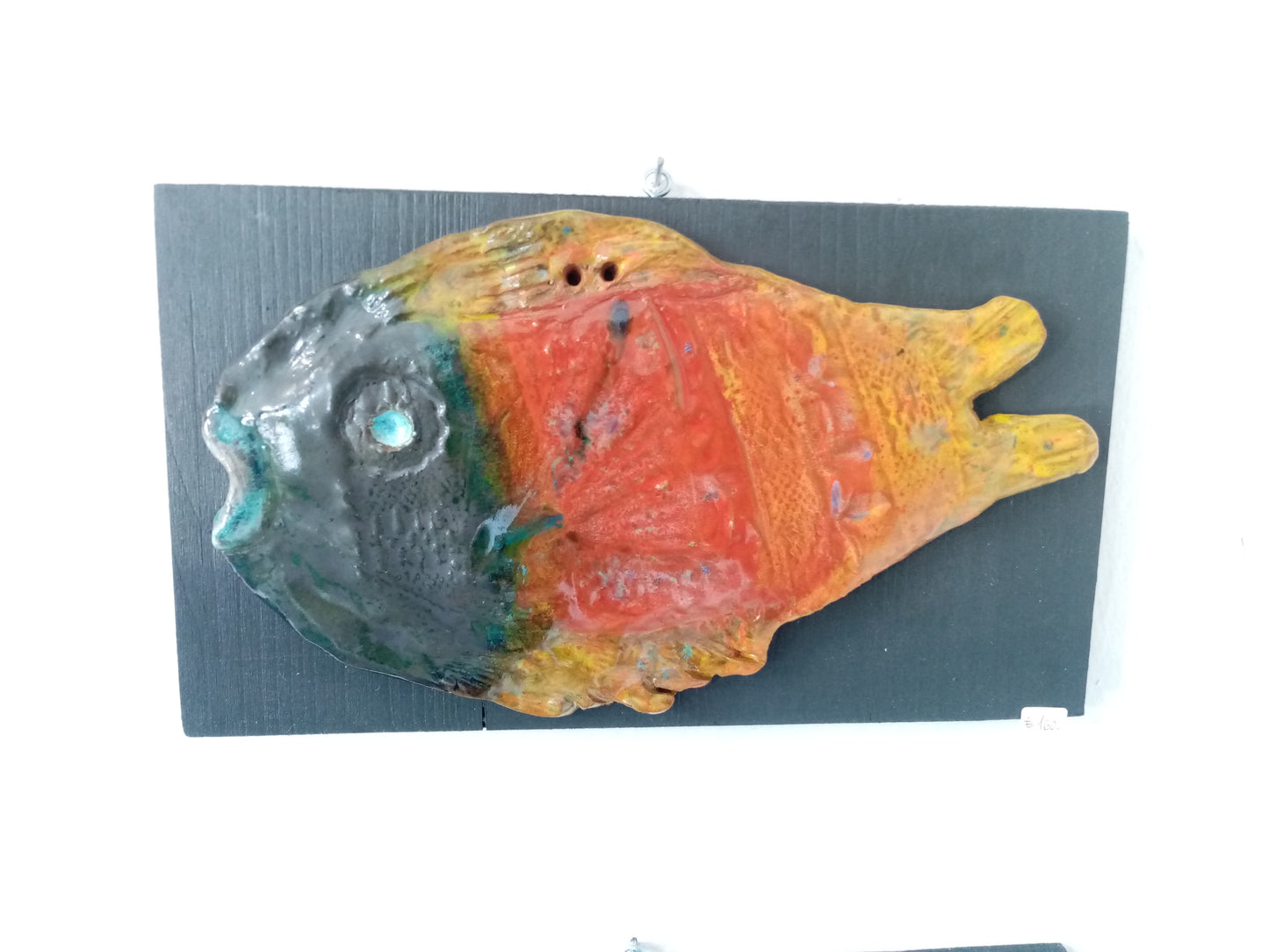 Pesce Muso Nero Scultura Ceramica Artistica Fatta a Mano su Legno | Casal dei Pruni Déco