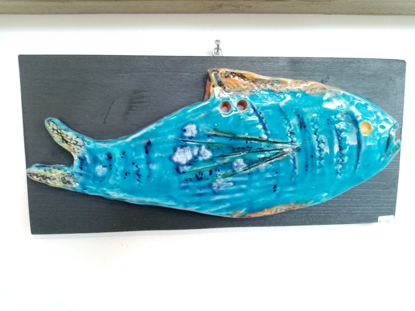 Pesce Il Mingherlino Scultura Ceramica Artistica Fatta a Mano su Legno | Casal dei Pruni Déco