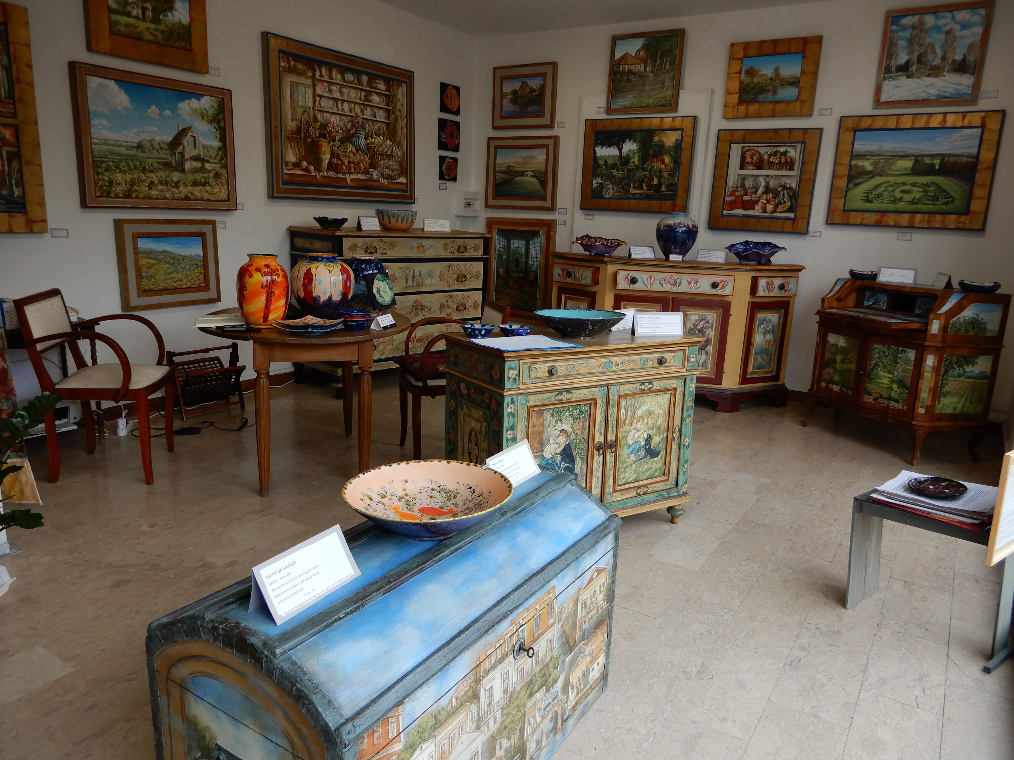 Mobili decorati a mano, quadri di Lorenzo Usicco, ceramiche artistiche