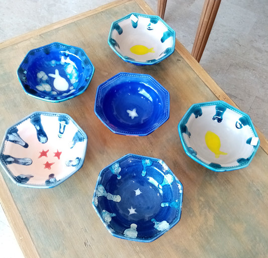 Dettaglio ciotole ceramica variegate decorazioni diverse - ogni pezzo unico fatto a mano