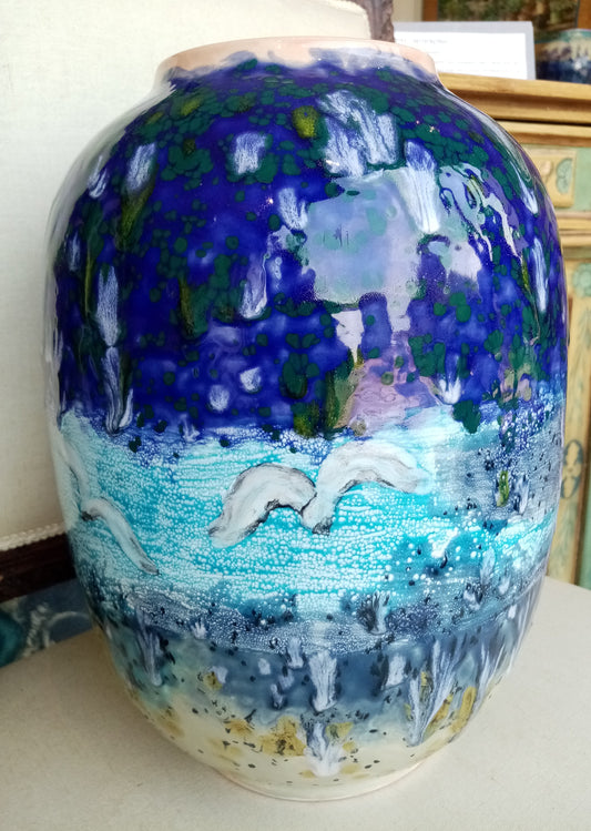 Dettaglio vaso ceramica con gabbiani dipinti a mano - artigianato italiano costiero