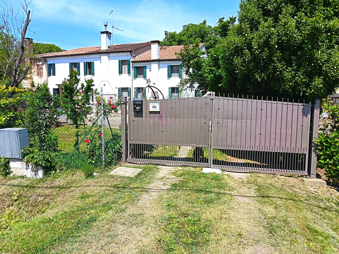 Casal dei Pruni Déco — Art Studio a Borgo Veneto, facciata con cancello e casale