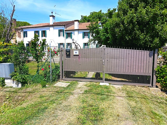 Casal dei Pruni Déco — Art Studio a Borgo Veneto, facciata con cancello e casale