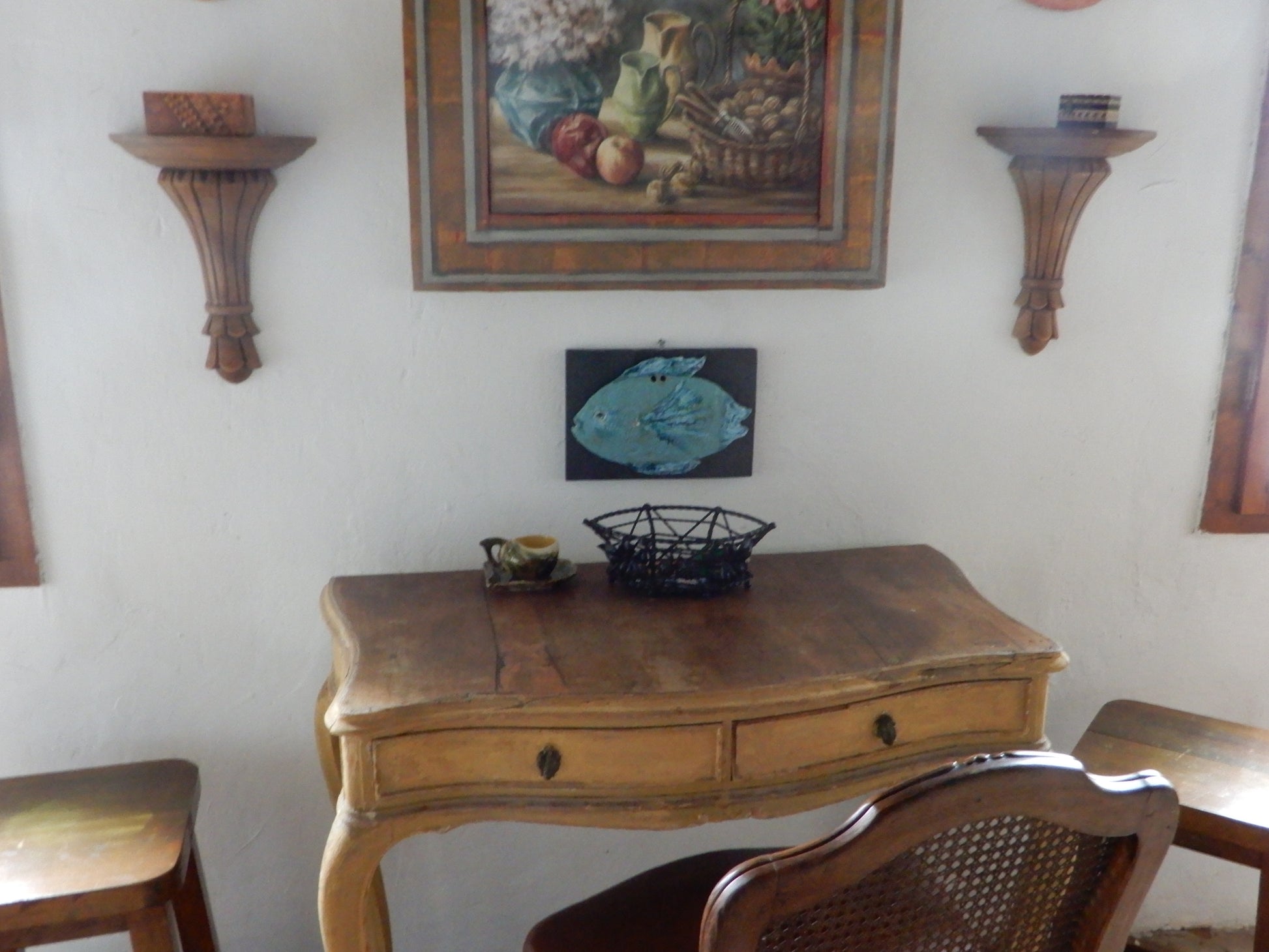 Ambientazione del pesce scultura Acqua marina fatto in ceramica su supporto in legno, 