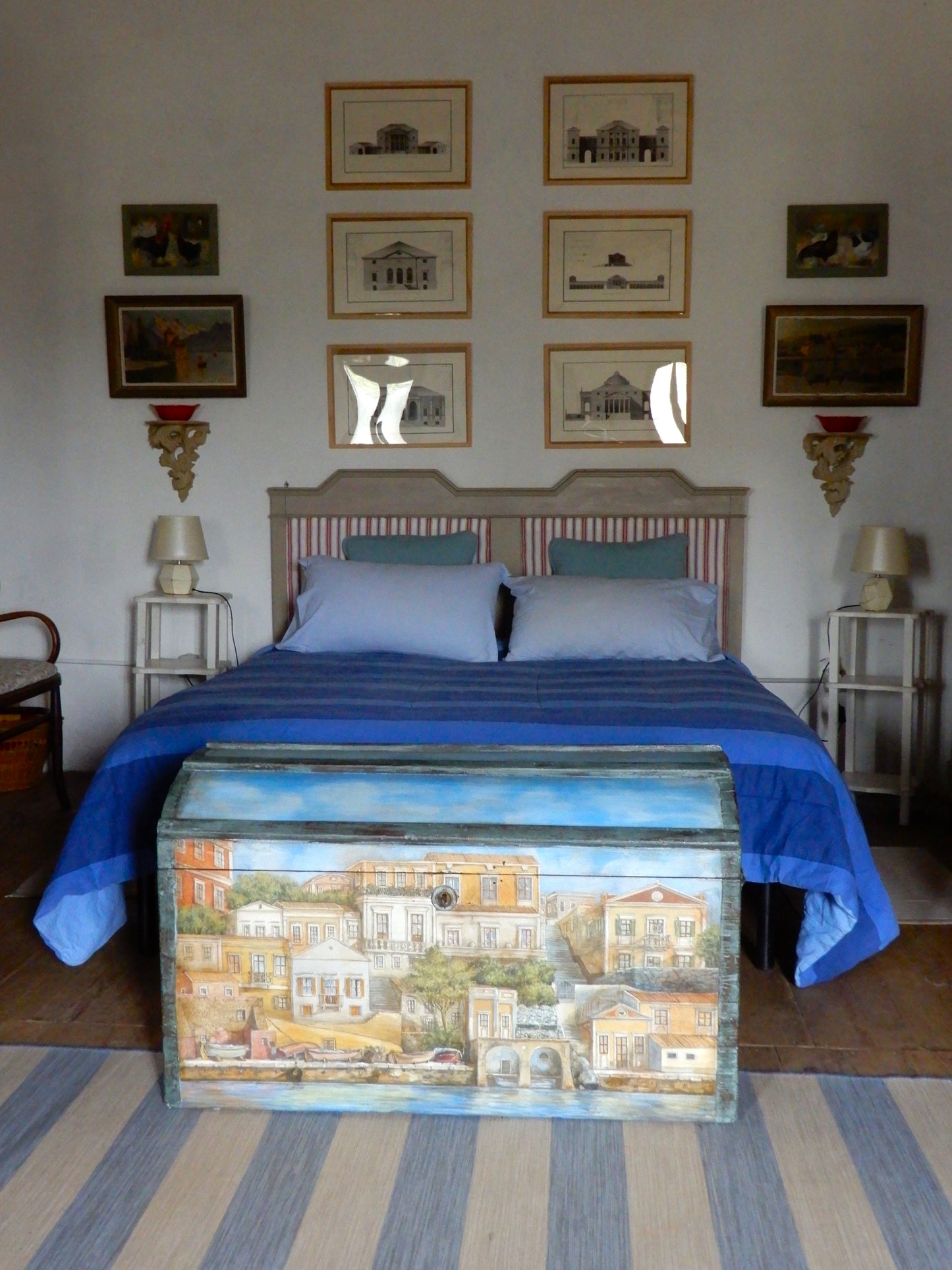 baule da viaggio completamente dipinto a man con paesaggi marini, pezzo unico  e irripetibile