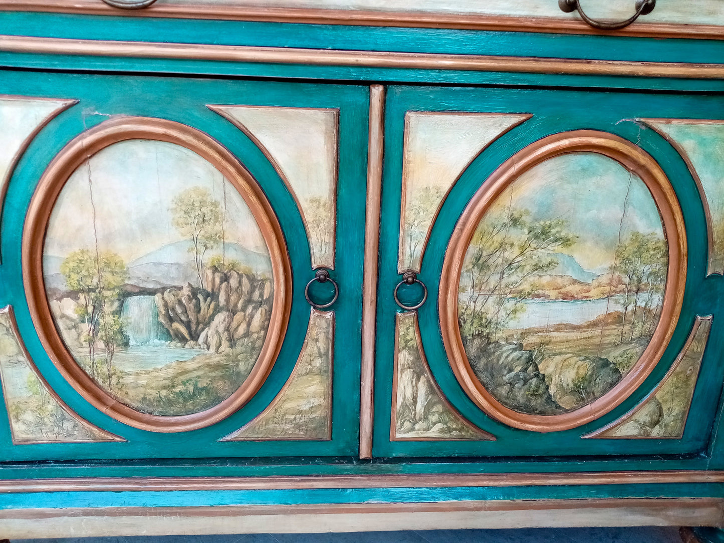 Dettaglio decorativo  credenza epoca - Artigianato italiano fine 1800 Lorenzo Usicco