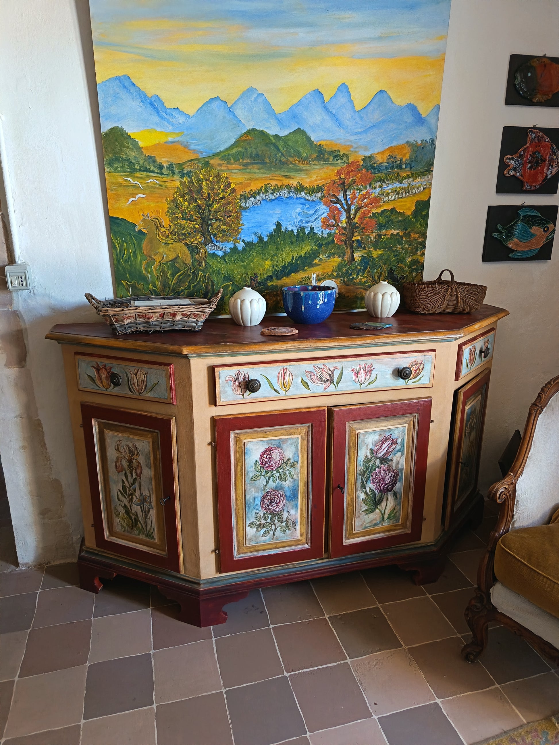 Credenza decorata e dipinta a mano con motivi floreali di Casal dei Pruni Dèco di Lorenzo Usicco 