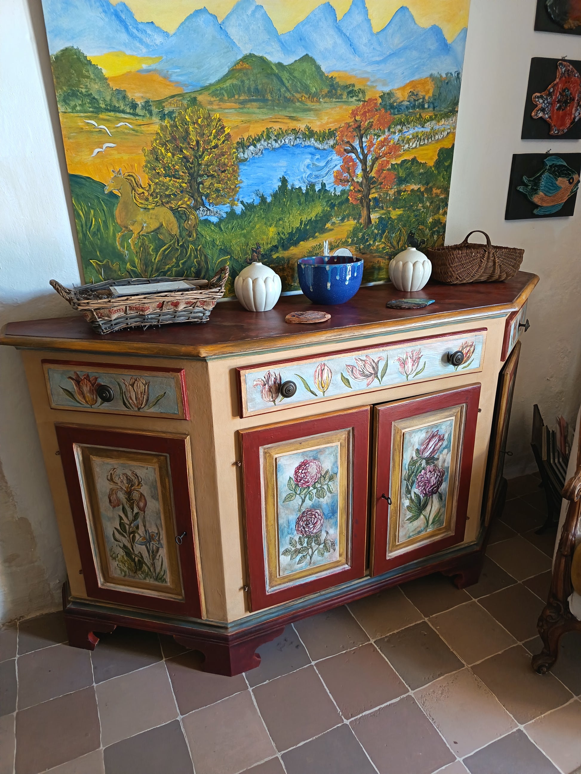 Credenza per sala da pranzo o cuina in legno massello decorata a mano da Lorenzo Usicco di Casal dei Pruni Dèco