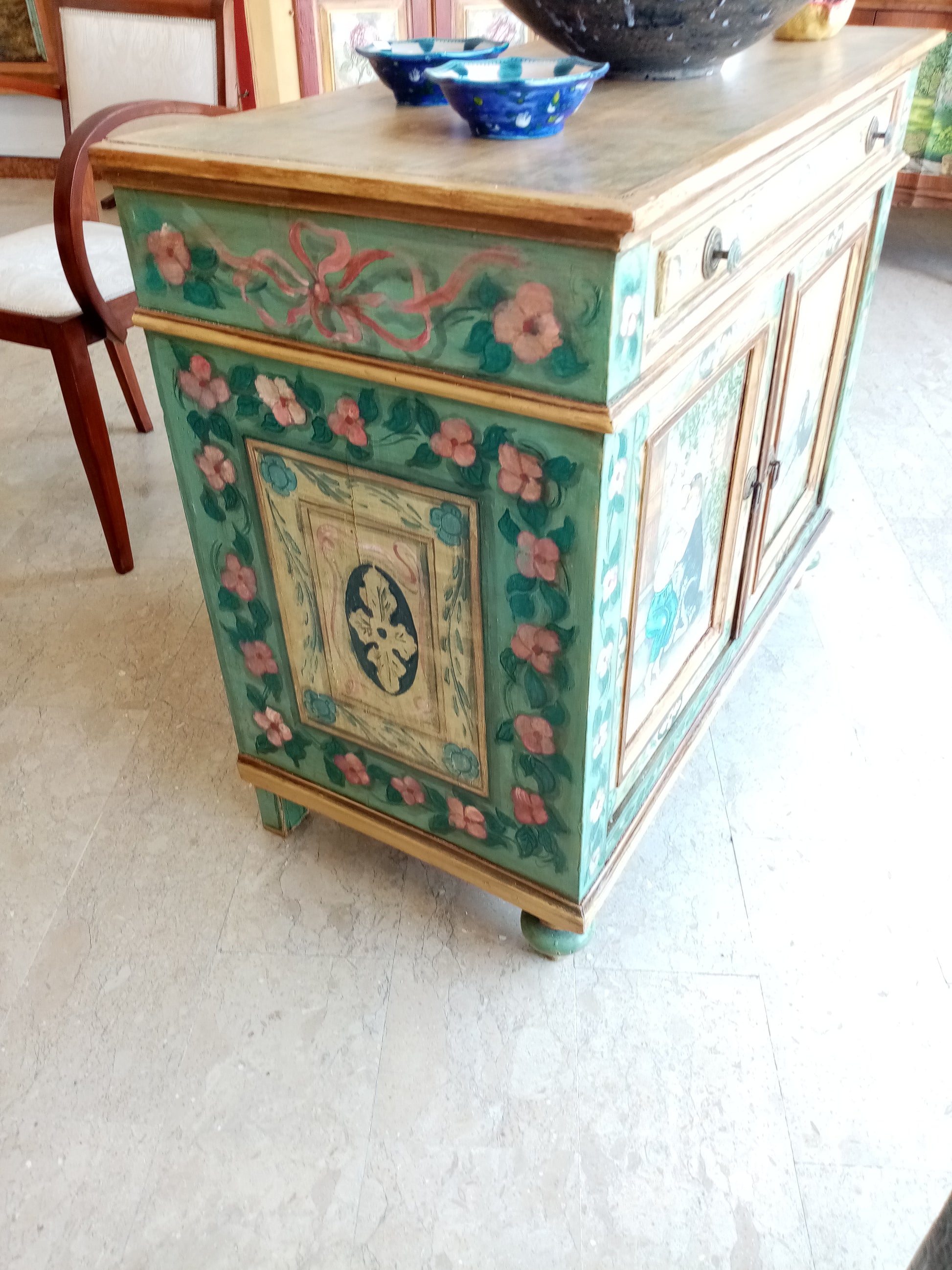 Vista laterale credenzina famiglia 1800 - Mobile storico restaurato con amore
