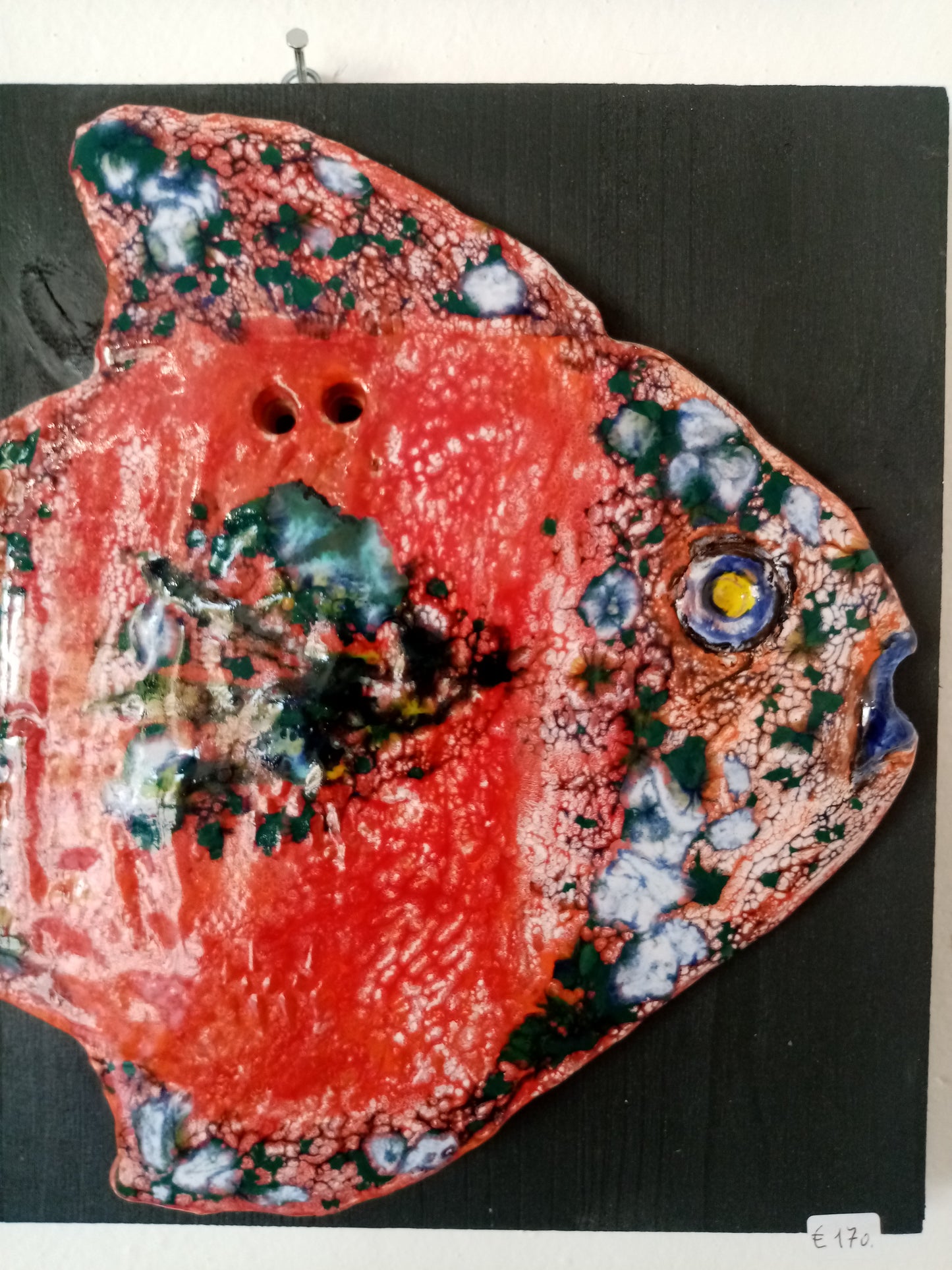 Pesce Uncinetto Rosso Pittura Forata - Ceramica Artistica su Legno