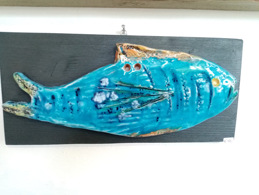 Pesce Il Mingherlino Scultura Ceramica Artistica Fatta a Mano su Legno | Casal dei Pruni Déco