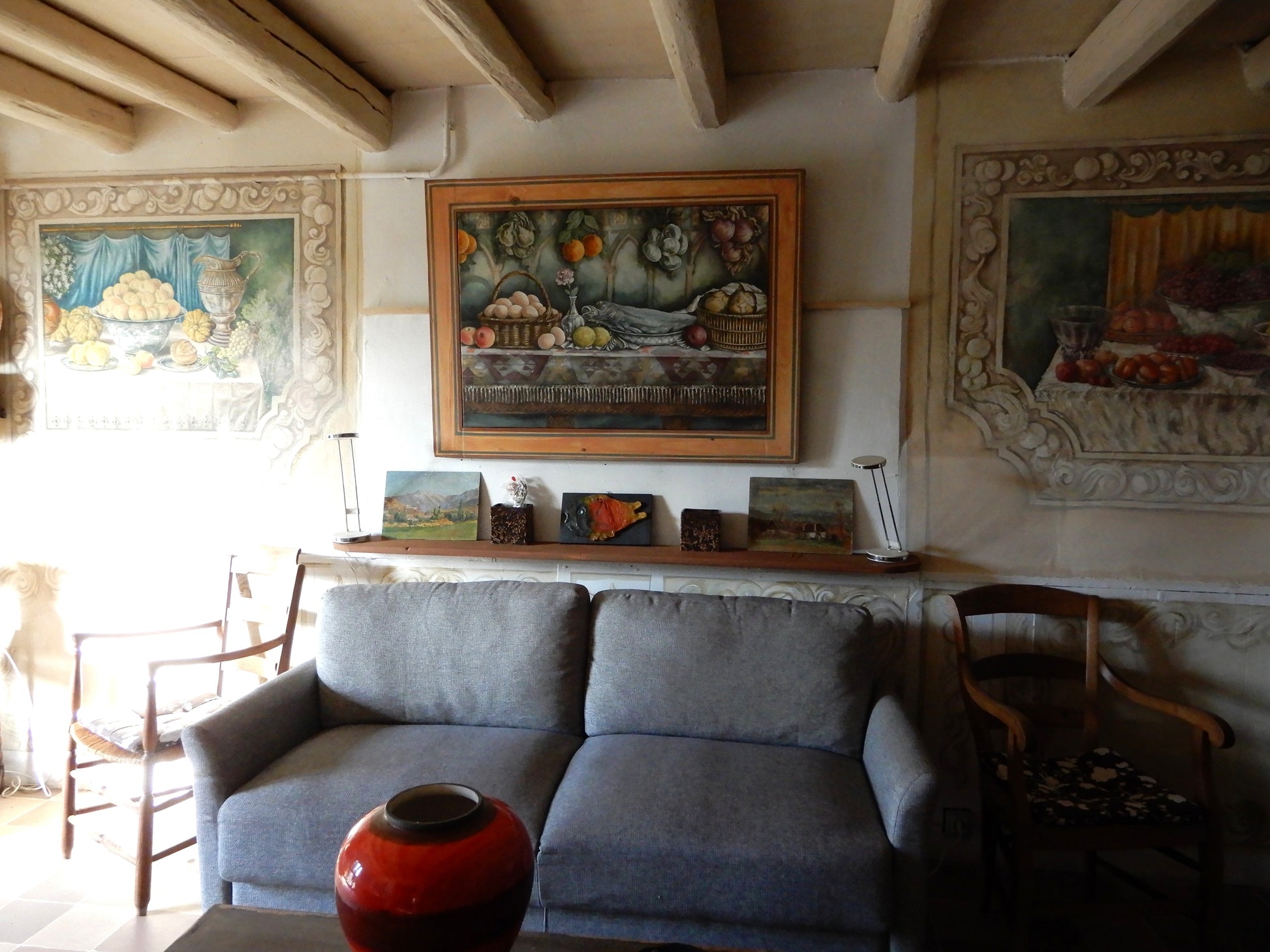 Natura morta figurativa contemporanea fatta a mano, olio e acrilico su tela con cornice fatta a mano dall'Artista, pezzo unico 