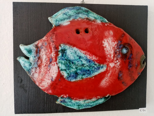 Opera ceramica unica - pesce rosso pinne azzurre fatto a mano, su supporto in legno di spessore 2 cm