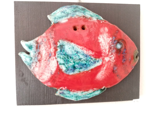 Pesce rosso pinne azzurre ceramica artistica fatta a mano su legno