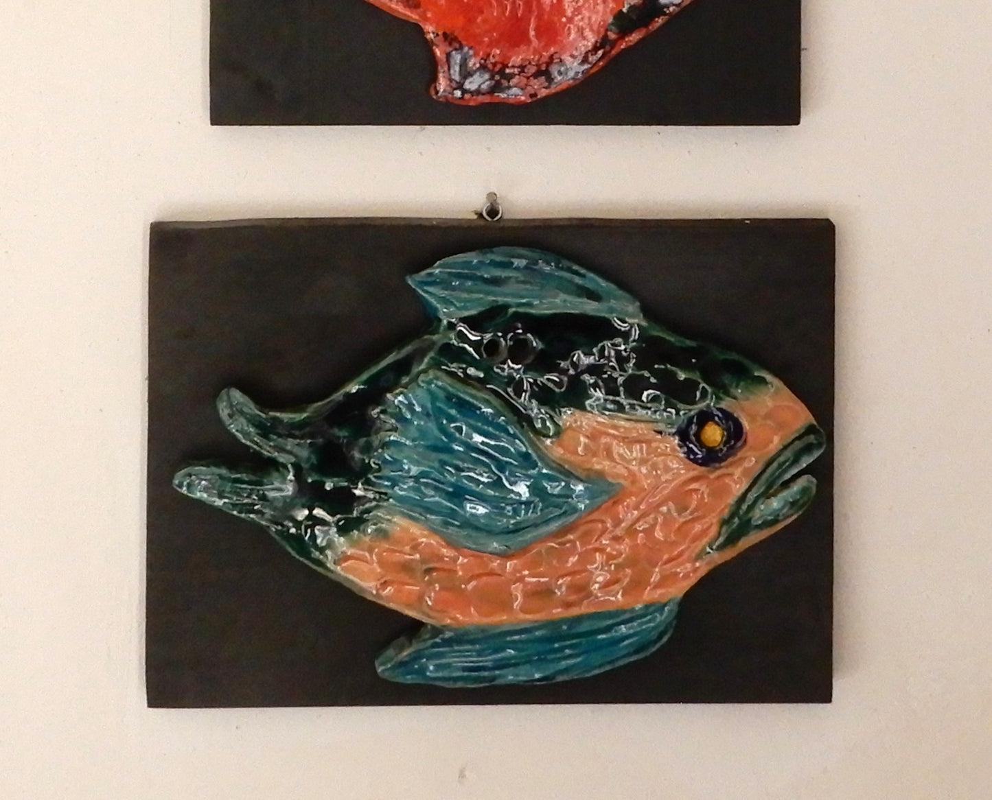 Pesce Il Prepotente Scultura Ceramica Fatta a Mano su Legno | Casal dei Pruni Déco