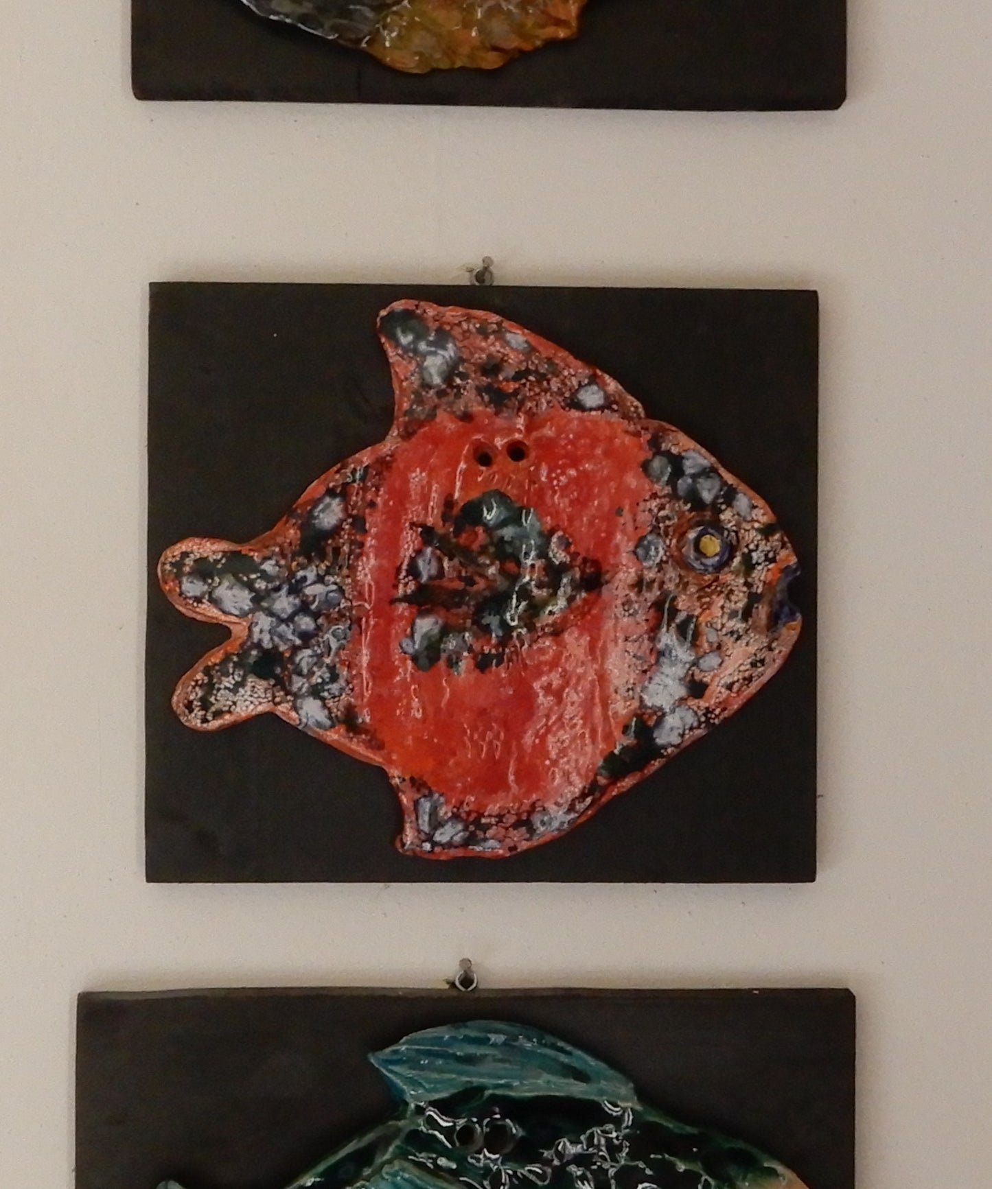 Pesci_in_ceramica_scultura_su_supporto_in_legno_ nome pesce uncinetto 