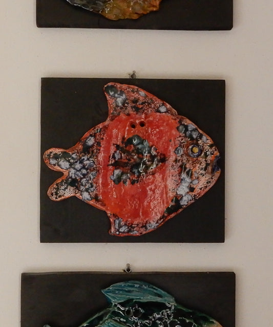 Pesci_in_ceramica_scultura_su_supporto_in_legno_ nome pesce uncinetto 