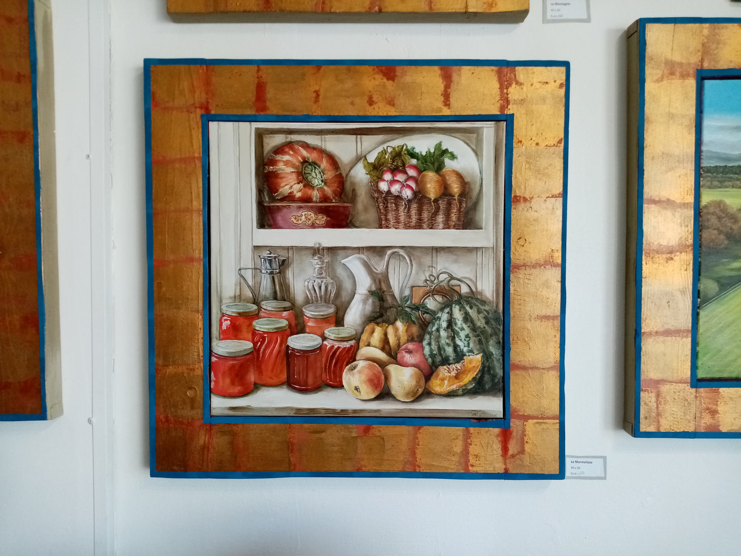 Quadro visione completa con la cornice e appeso nel muro