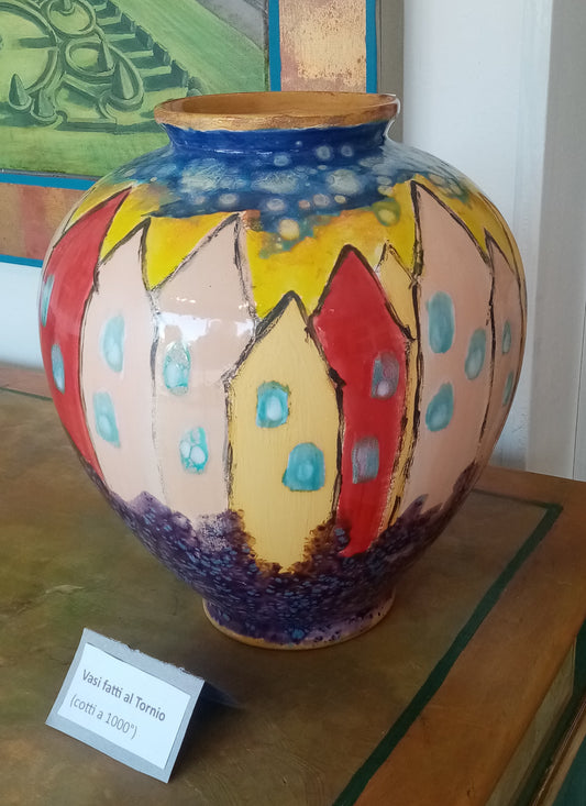 Vaso ceramica con case dipinte a mano al tornio - vista frontale artigianale italiana