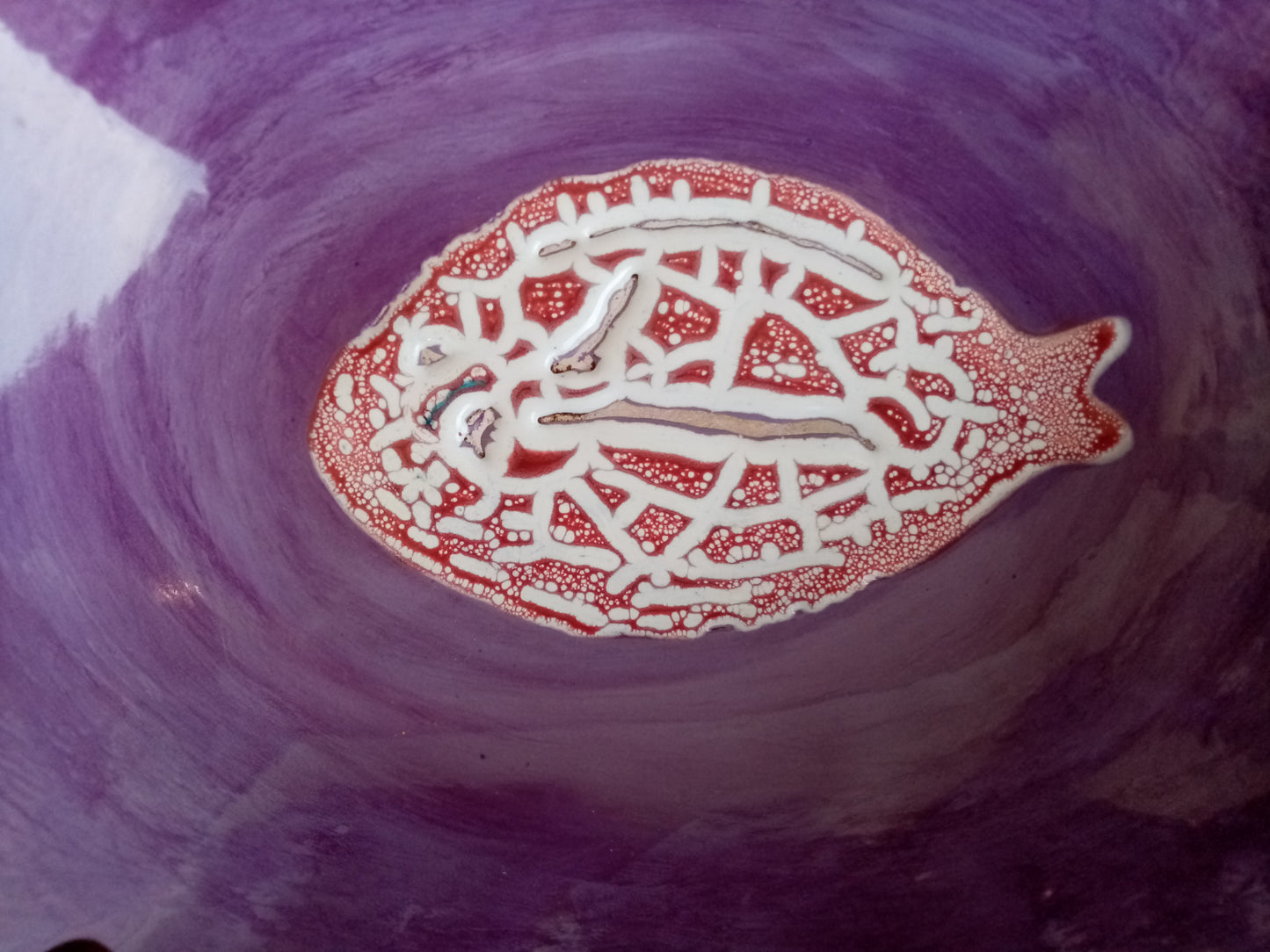 Coppa ceramica artigianale dimensioni 43x32x12cm - dettaglio pesce centrale