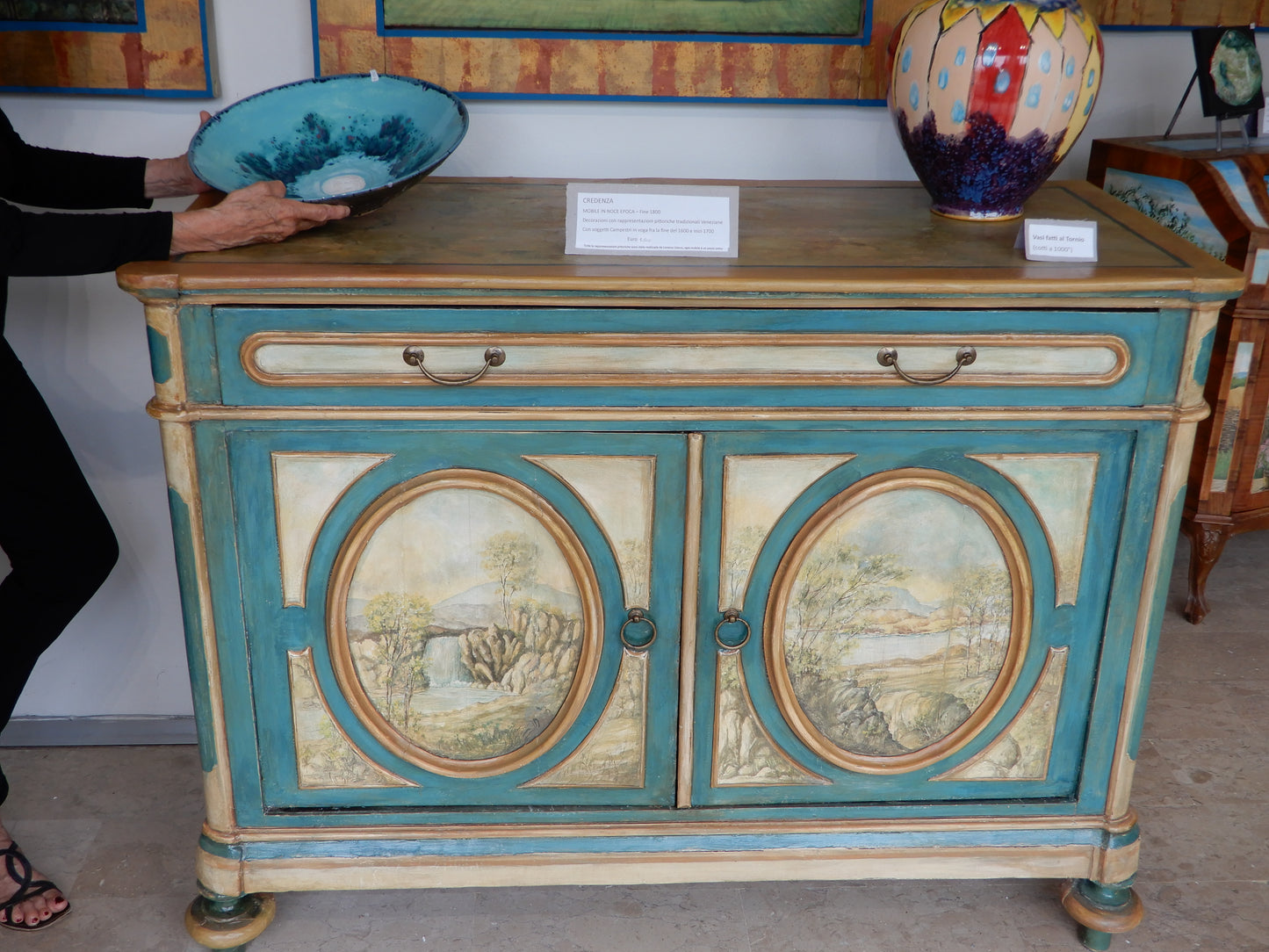 credenza madia da salotto, sala da pranzo o cucina con decorazioni fatte a mano, pittore decoratore Lorenzo Usicco