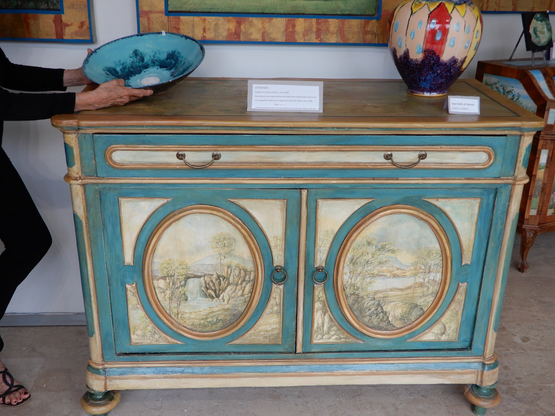 credenza madia da salotto, sala da pranzo o cucina con decorazioni fatte a mano, pittore decoratore Lorenzo Usicco