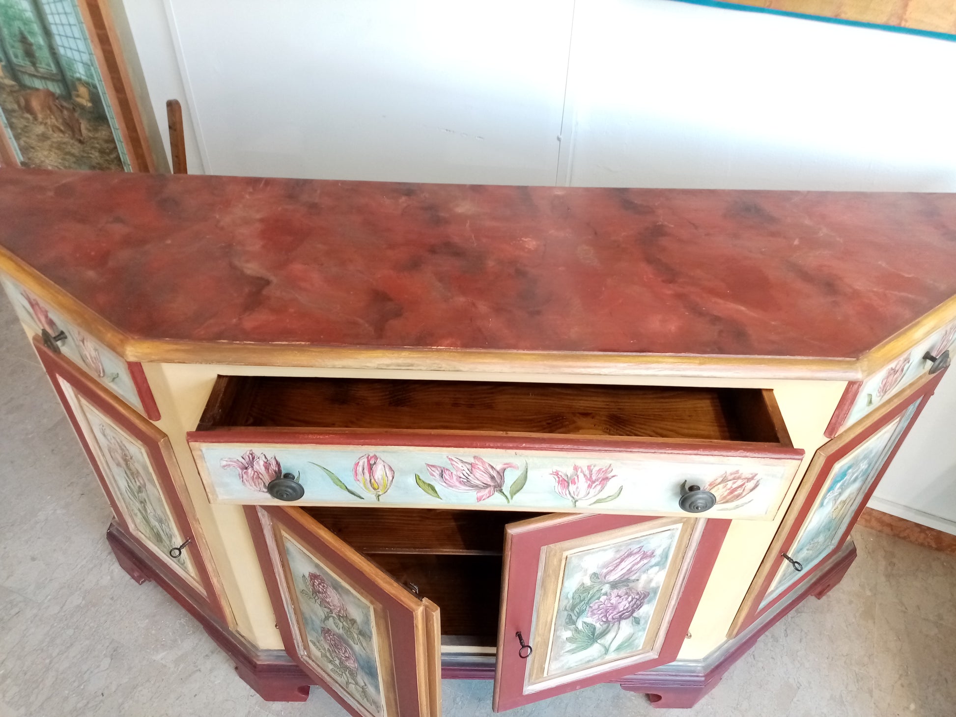 Vista dall'alto credenzone veneto decorato - Mobile d'arte legno massello non impiallacciato