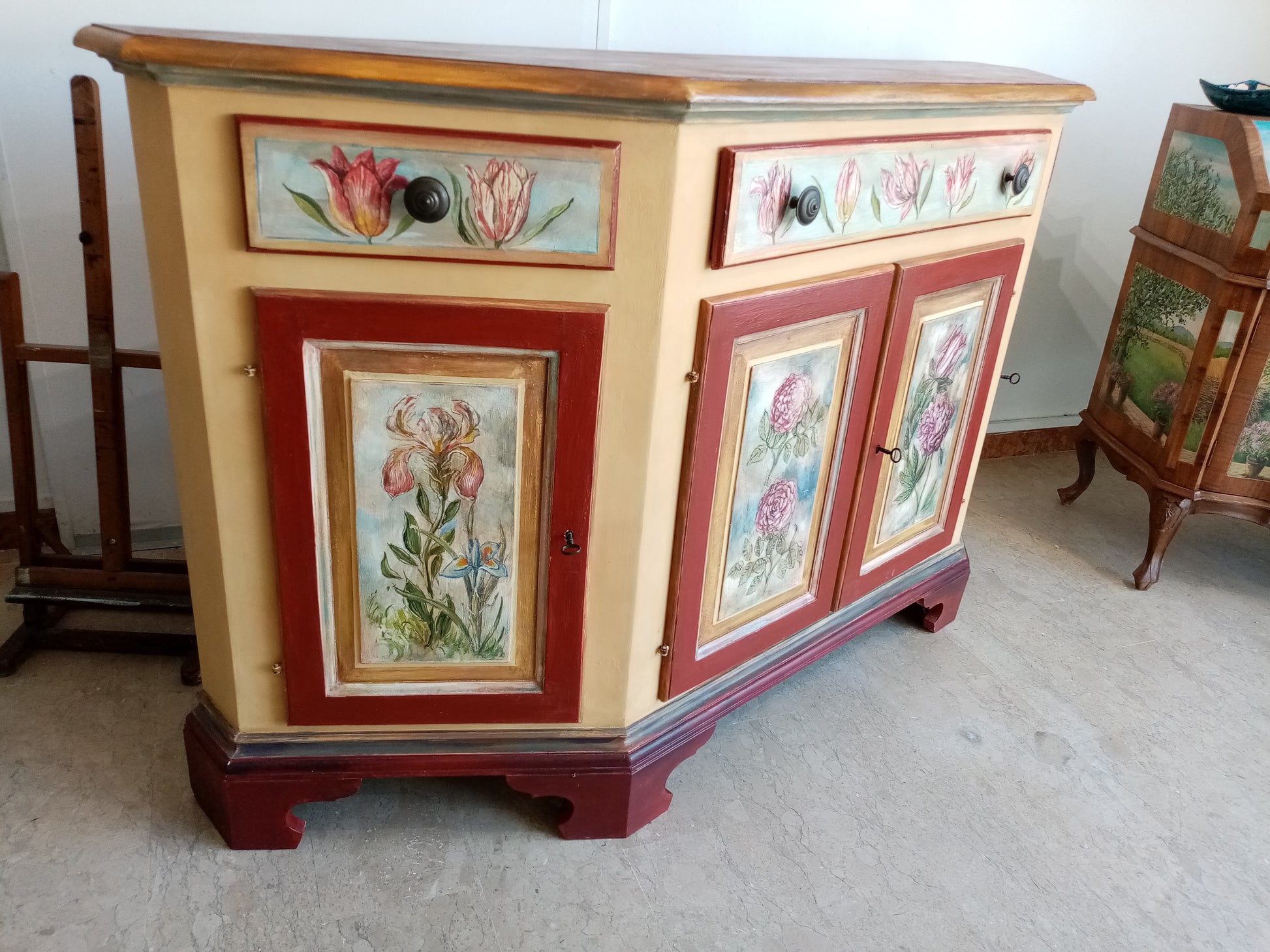 Vista laterale credenzone veneto decorato - Mobile d'arte legno massello  con decorazioni 