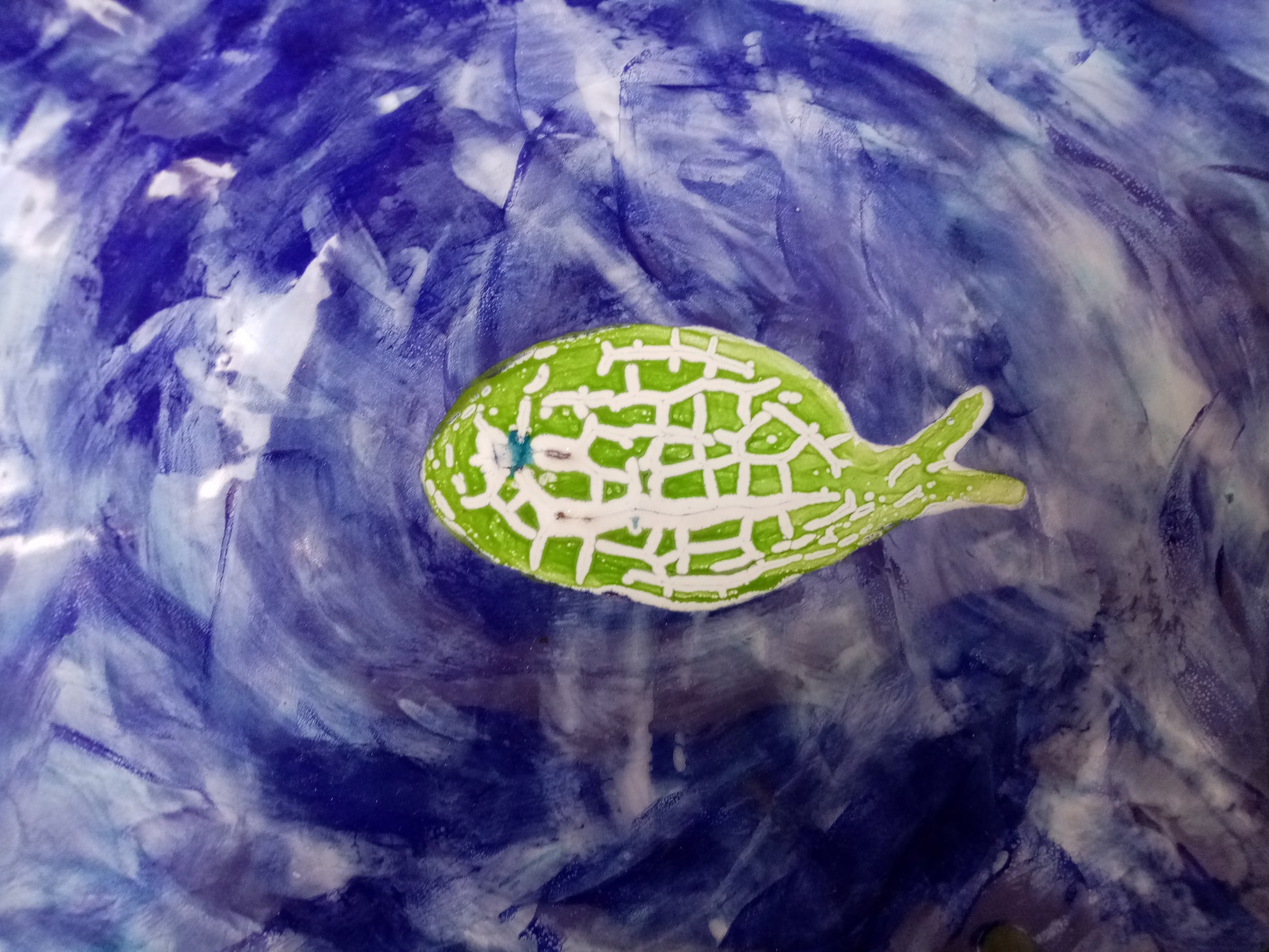 Dettaglio decorazione foglia blu malva dipinta a mano su ceramica