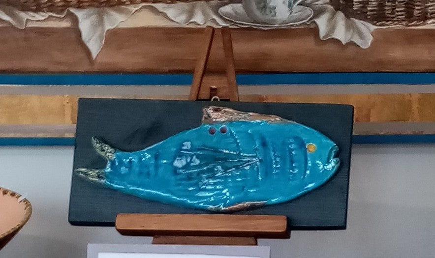 Pesce Il Mingherlino Scultura Ceramica Artistica Fatta a Mano su Legno | Casal dei Pruni Déco