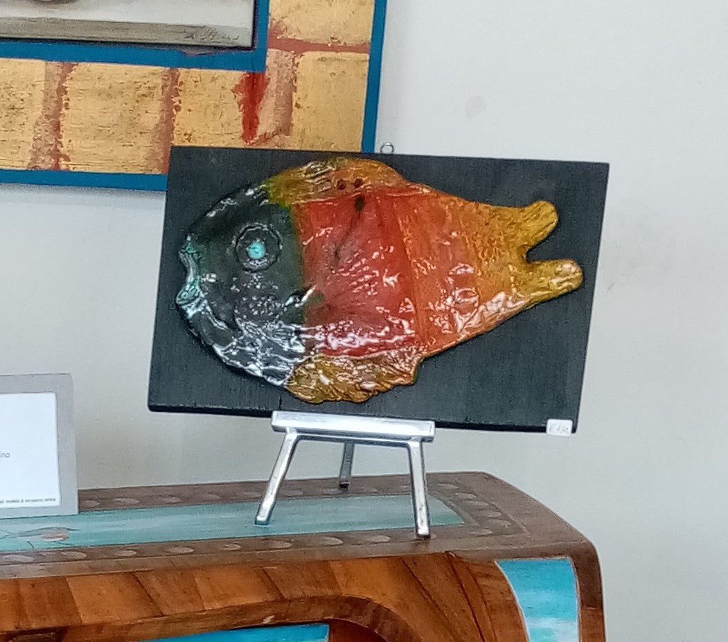 scultura di pesce, fatta a mano in ceramica, con pesce, e supporto in legno
