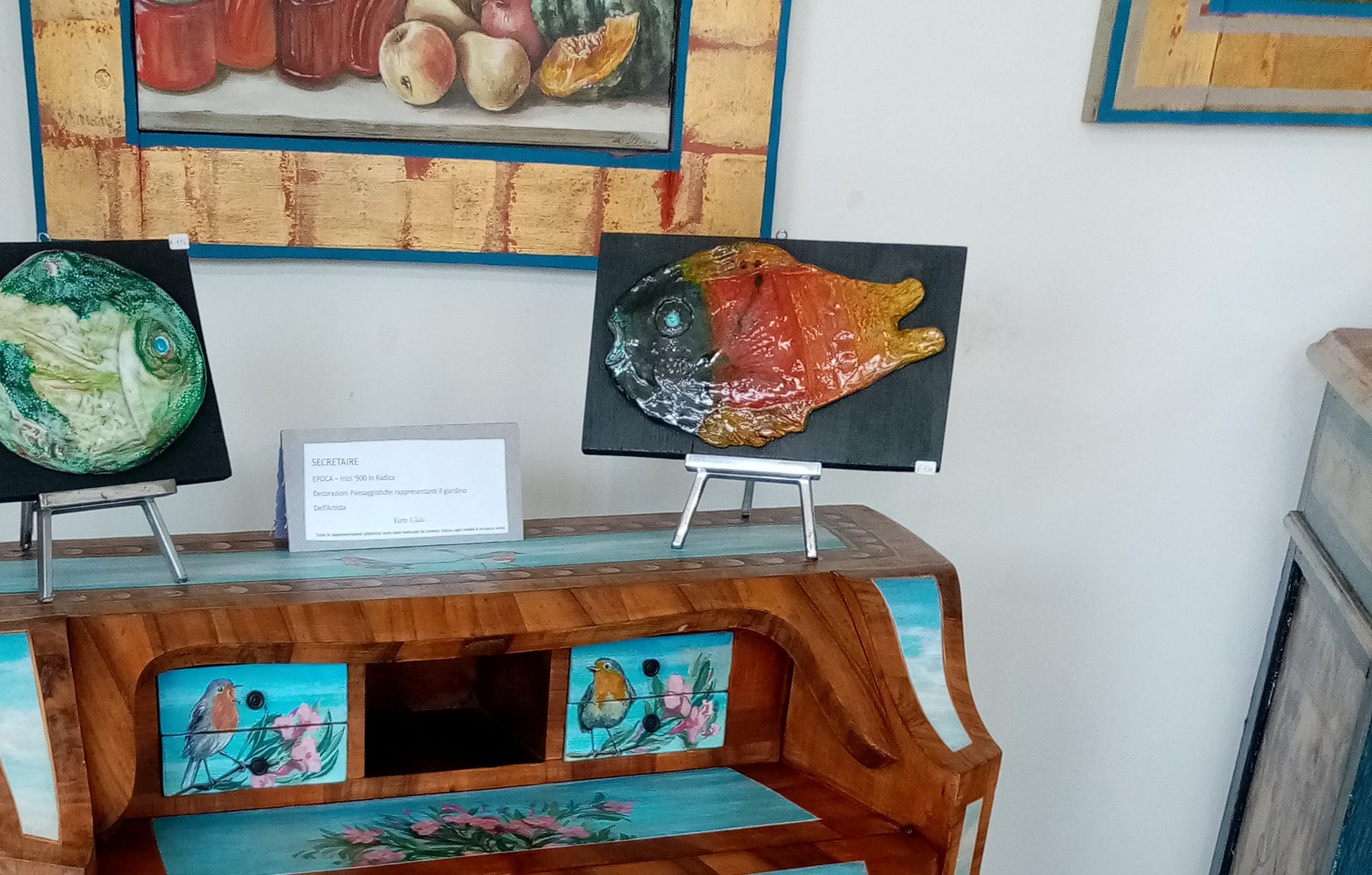 scultura di pesce, fatta a mano in ceramica, con pesce, e supporto in legno 2 cm spessore, arte pura