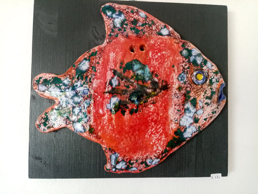 goldfish painted with crochet-like brush strokes, poisson rouge en ceramique peint avec des coups de pinceau en forme de crochet