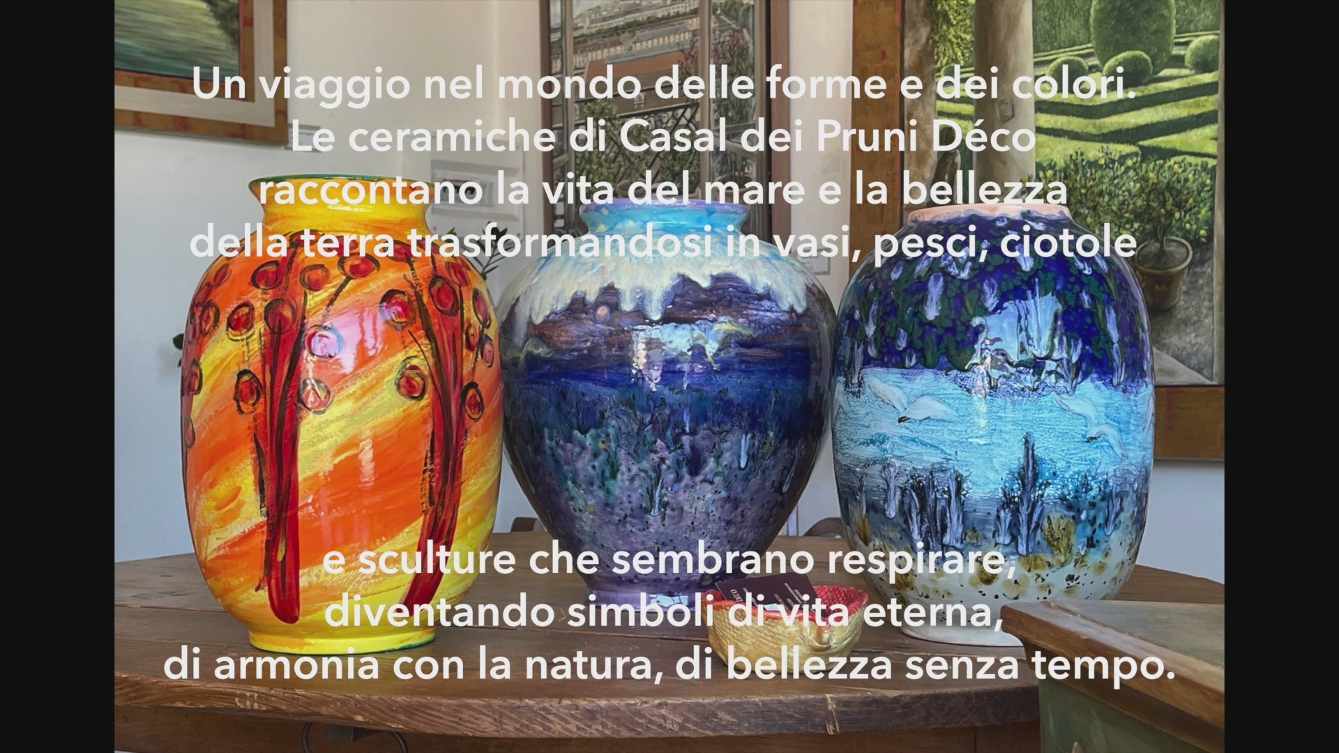 Carica il video: Un viaggio nel mondo delle forme e dei colori. Le ceramiche di Casal dei Pruni Déco raccontano la vita del mare e la bellezza della terra trasformandosi in vasi, pesci, ciotole e sculture che sembrano respirare.I vasi brillano di cieli azzurri e notti profonde, le sculture marine evocano creature leggere che nuotano nell’acqua immaginaria, mentre ciotole e accessori diventano custodi di gesti quotidiani trasformati in poesia. Ogni superficie è un paesaggio: blu che si mescolano a verdi lagunari, rossi e gialli che accendono la luce del sole, forme che richiamano onde e farfalle in volo.Non sono semplici oggetti, ma frammenti di emozioni tangibili: ogni pezzo racchiude un racconto e invita a sognare. Le ceramiche diventano simboli di vita eterna, di armonia con la natura, di bellezza senza tempo.