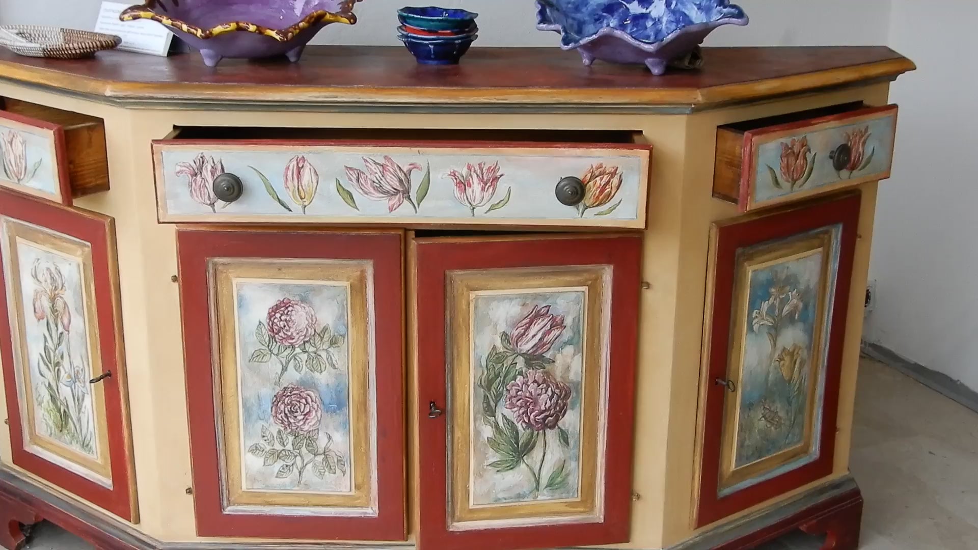 Credenza, madia stile veneto, decorazioni pittoriche, artigianato artistico, mobile decorato a mano, da Lorenzo Usicco, peonie, tulipani, gigli