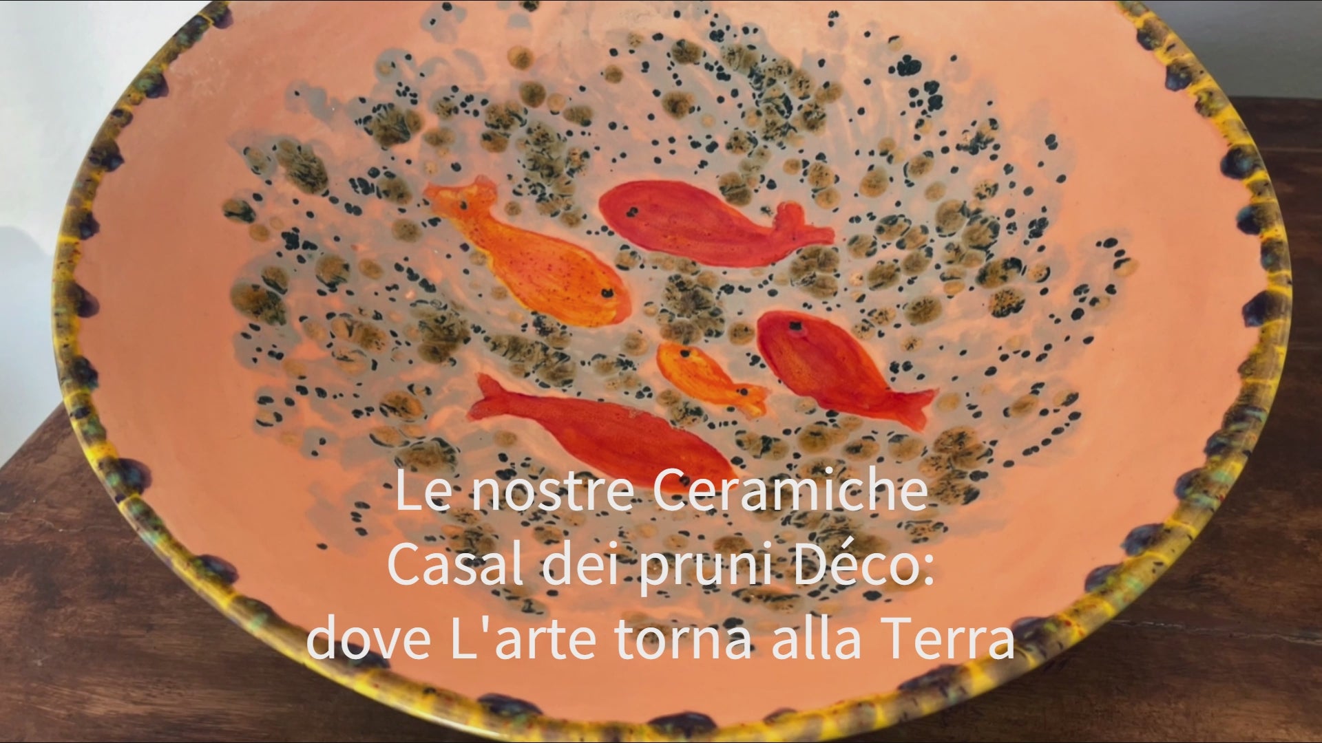 Carica il video: Un viaggio nel mondo delle forme e dei colori. Le ceramiche di Casal dei Pruni Déco raccontano la vita  e la bellezza della terra trasformandosi in vasi, pesci, ciotole e sculture che sembrano respirare. I vasi brillano di cieli azzurri e notti profonde, le sculture marine evocano creature leggere che nuotano nell’acqua immaginaria, mentre ciotole e accessori diventano custodi di gesti quotidiani trasformati in poesia. Ogni superficie è un paesaggio: blu che si mescolano a verdi lagunari, rossi e gialli che accendono la luce del sole, forme che richiamano onde e farfalle in volo. Non sono semplici oggetti, ma frammenti di emozioni tangibili: ogni pezzo racchiude un racconto e invita a sognare. Le ceramiche diventano simboli di vita eterna, di armonia con la natura, di bellezza senza tempo.