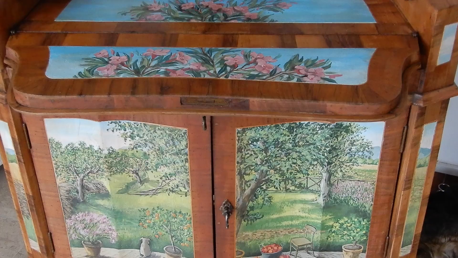 Secretaire intarsiato con paesaggi decorazioni realizzate a mano, artista pittore e decoratore Lorenzo Usicco, la casa dell'artista, arte italiana artigianato artistico