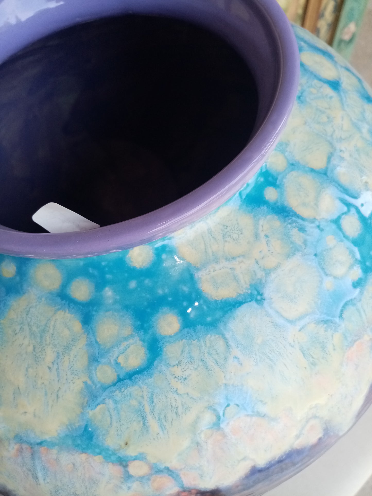 Dettaglio texture vaso ceramica artigianale italiana con smalti
